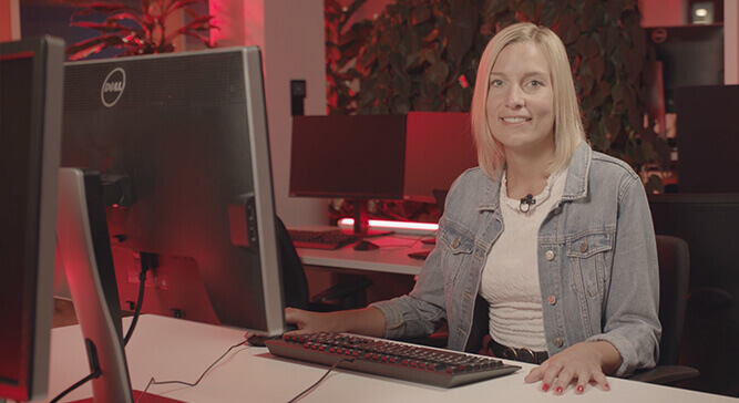 Woman in front of a PC at the AnyDesk office